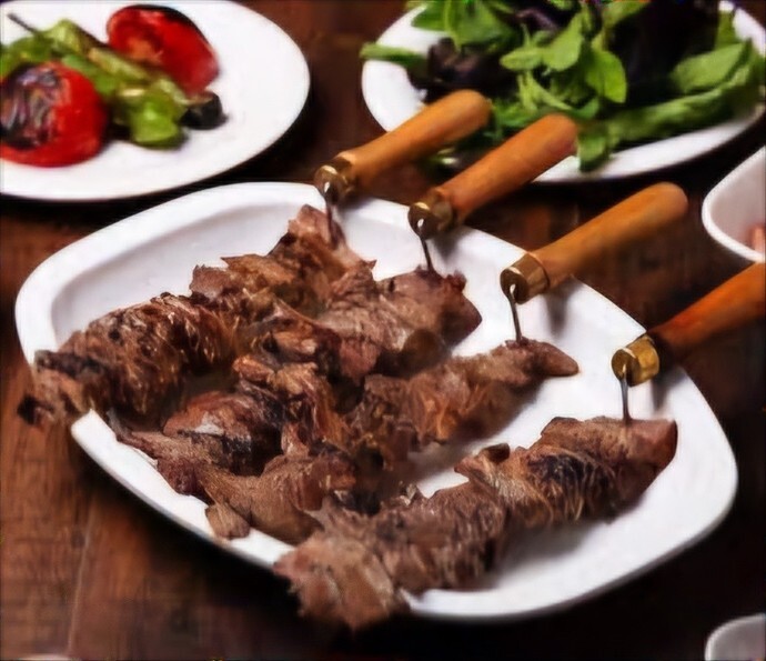 İlk date de 15 şiş cağ kebabı yiyen kızdan ya da erkekten sevgili olur mu, bu normal mi?