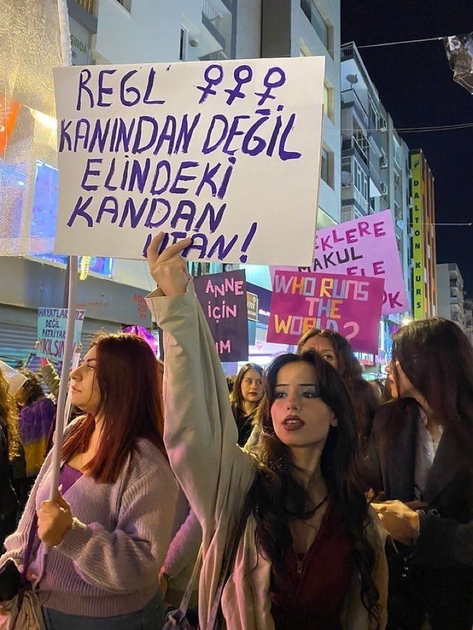 Burada da baya baya feminist var lütfen erkekleri dövmeyin