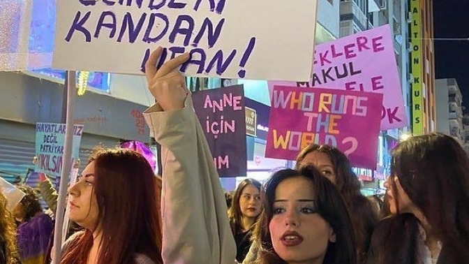 Regl kanından midem bulanıyor dediğim için feminist bir grup tarafından darp edildim?