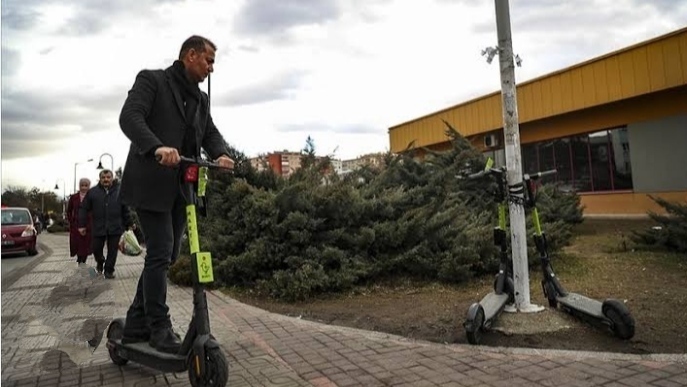 İlk buluşmaya elektrikli scooter ile gelen erkekten olur mu?
