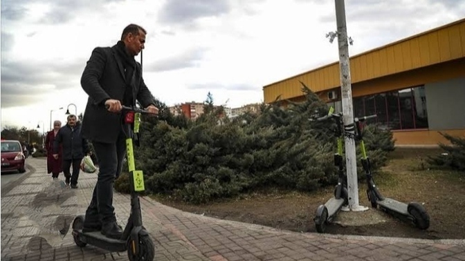 İlk buluşmaya elektrikli scooter ile gelen erkekten olur mu?