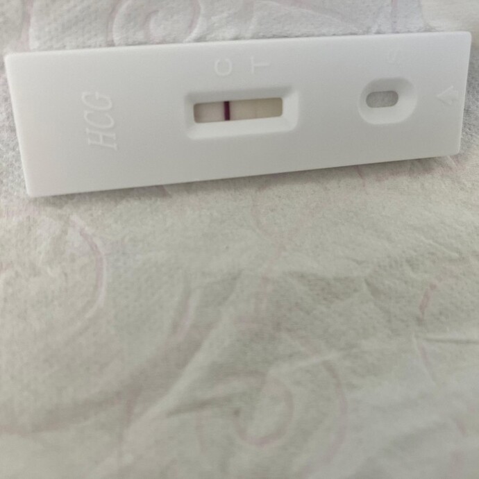 4 gün adet gecikmesinde gebelik testinde silik çizgi neden olur, hamile miyim?