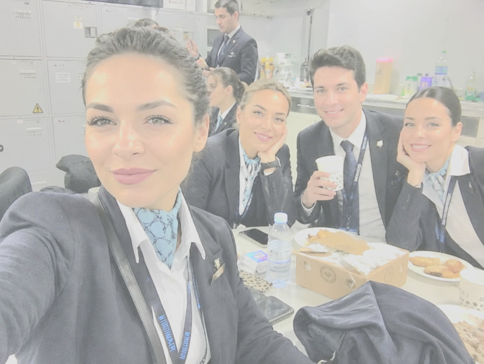 Işım uniformam sizce bana yakisiyor mu ve hostesler hakkinda ne dusunuyorsunuz <333( evet onceki soruyu soranim :)) )?