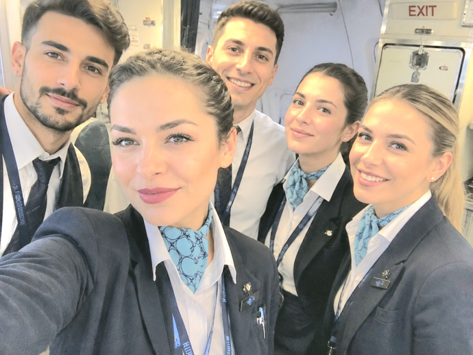 Işım uniformam sizce bana yakisiyor mu ve hostesler hakkinda ne dusunuyorsunuz <333( evet onceki soruyu soranim :)) )?