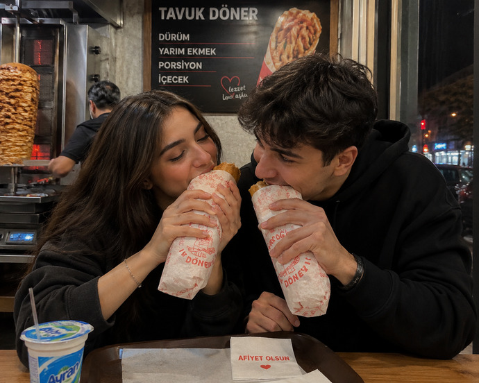 Sevgiliniz baş başa tavuk döner yiyelim dese, tepkiniz ne olur?