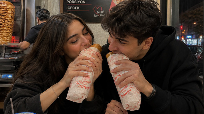 Sevgiliniz "baş başa tavuk döner yiyelim" dese, tepkiniz ne olur?