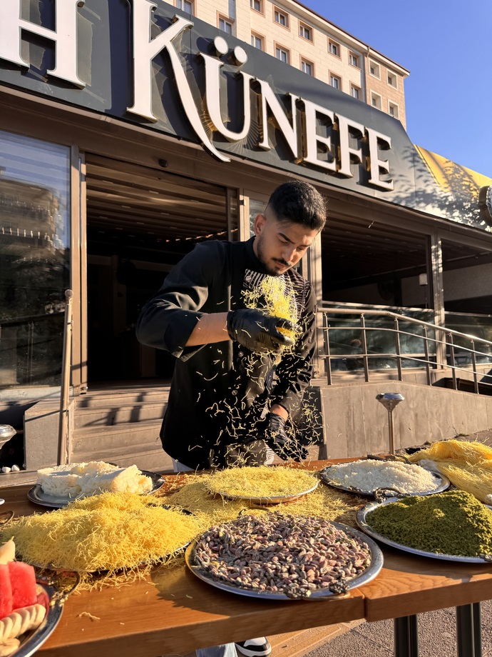 Künefe severler burdaysa soruyorum: peynirli künefe mi fıstıklı künefe mi?