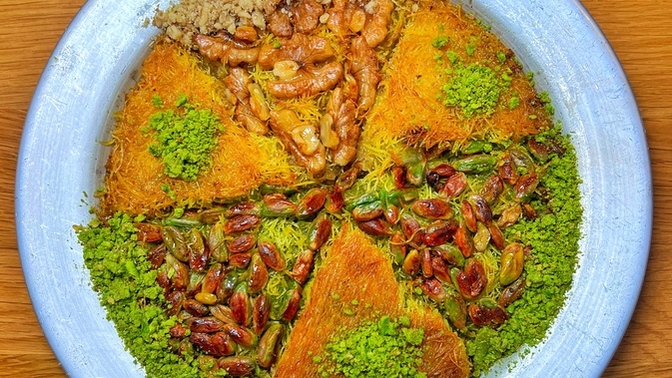 Künefe severler burdaysa soruyorum: peynirli künefe mi fıstıklı künefe mi?