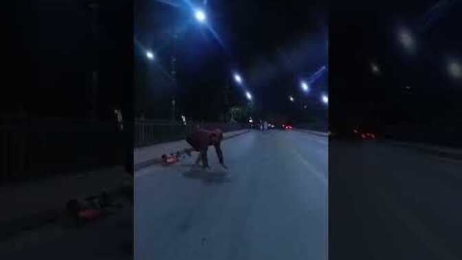 Scooterla sokak ortasında düştün mü hiç, polisle tartışmalık tehlikeli anlar yaşadın mı?