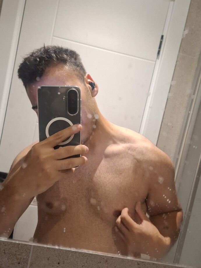 Hiç spor yapmadım 2 gün önce dumbell çalışmaya başladım 30 dk yapıyorum şu an böyle nasıl omuzda kas var mı?