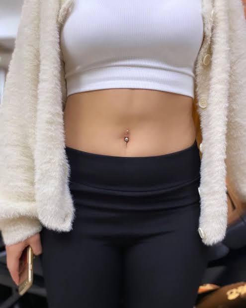 Kadınlarda tayt, crop, pircing kombini aşırı cekici degil mi?