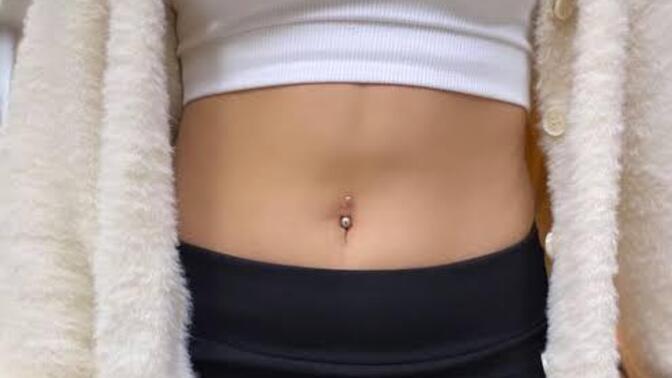 Kadınlarda tayt, crop, pircing kombini aşırı cekici degil mi?