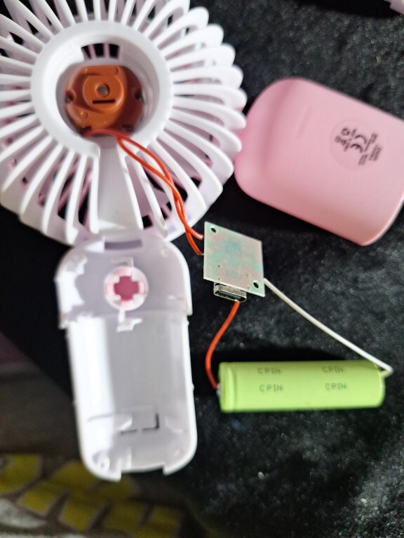 Type-C soketi söküp motoru sarj adaptörüne direkt bağlasam patlar mı, tehlikeli mi?