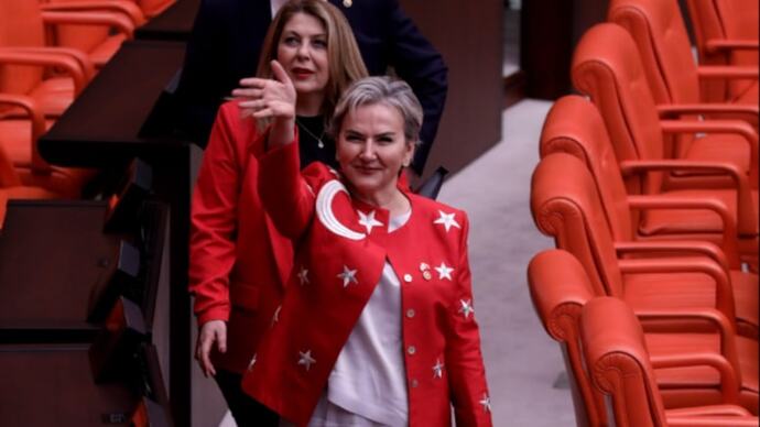 Nimet Hnm 3 yılda 3 parti değiştirmiş, siz hala ilk partinizde misiniz yoksa 😊?
