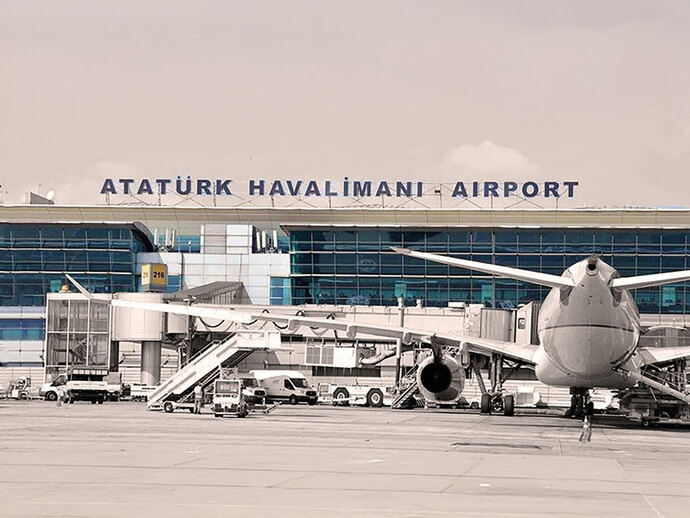 Dünyada kurulan ilk 10 havaalanından birisi olan Atatürk Havalimanının kurulma gerekçesi, kurulduğu yıl ve önceki adı nedir?