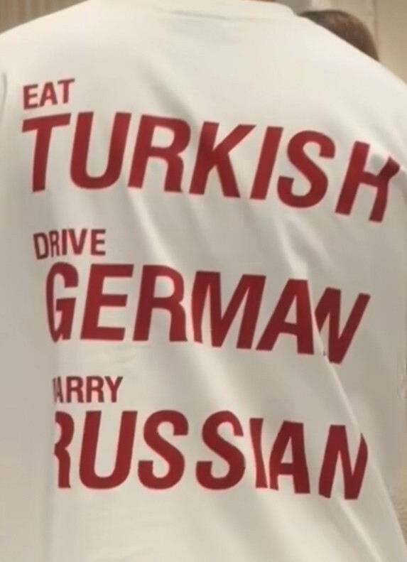 Tişörtün arka tarafında yazana katılıyor musunuz?