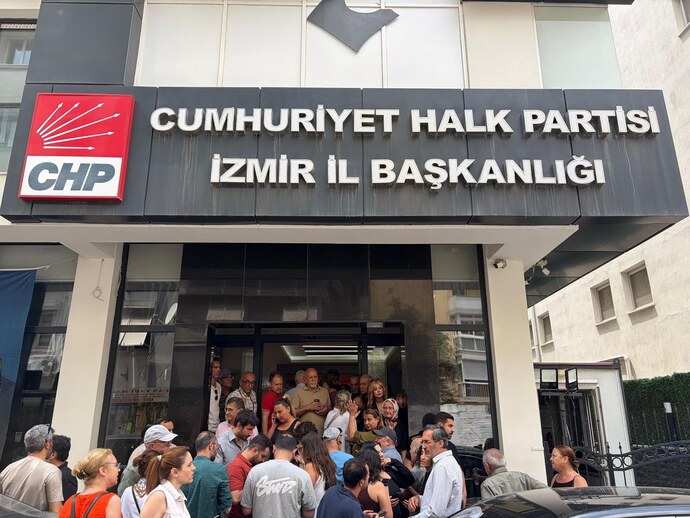 Cemil Tugay’ın CHP’den istifası ne anlama geliyor, İzmir kalesi gerçekten yıkılıyor mu?