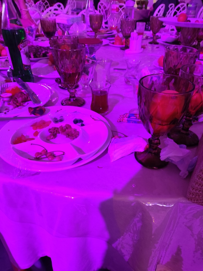 Düğündeyim halen yemek gelmedi çok geç olmadan eve gitmeli miyim?