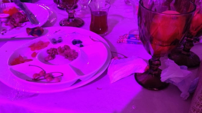 Düğündeyim halen yemek gelmedi çok geç olmadan eve gitmeli miyim?