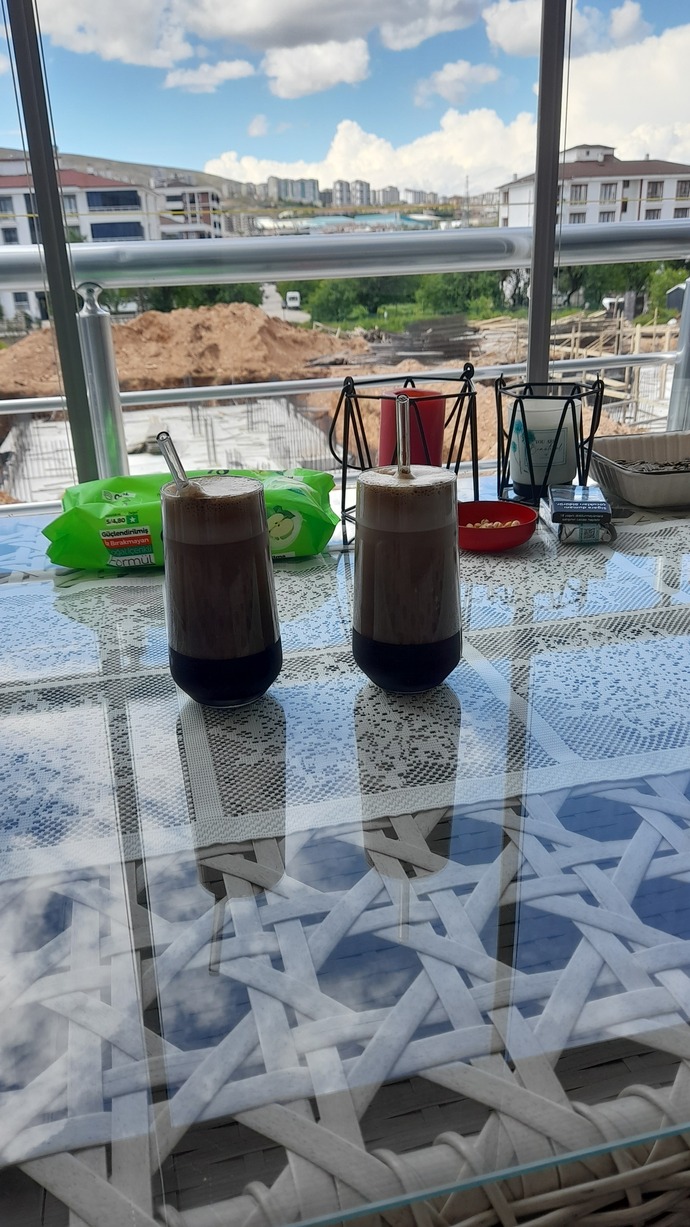 Soğuk kahve içer misiniz kahveme kim eşlik etmek ister?