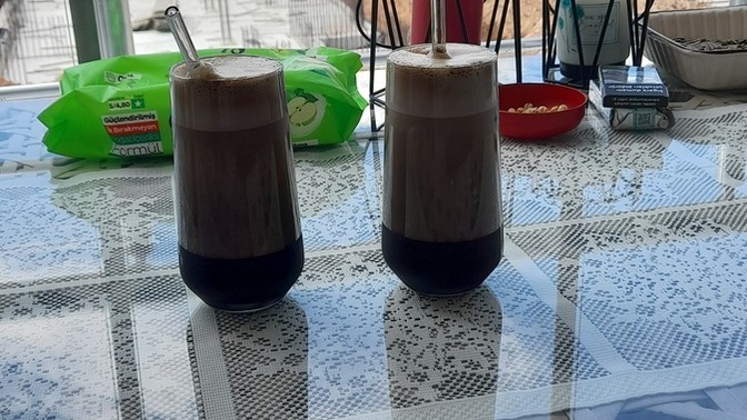 Soğuk kahve içer misiniz kahveme kim eşlik etmek ister?