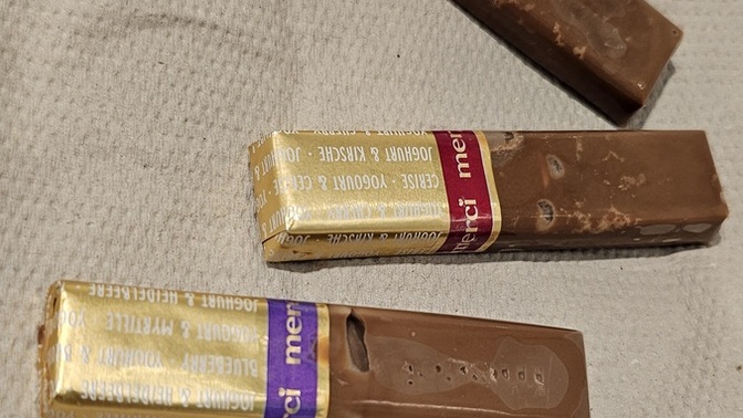 Acil bi bakabilir misiniz; şu an cebimde erimiş bir çikolata buldum , ne yapmalıyım?