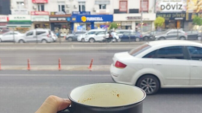 Sizinle koca bardağımdaki kahveyi bölüşür müydüm söyleyeyim mi?