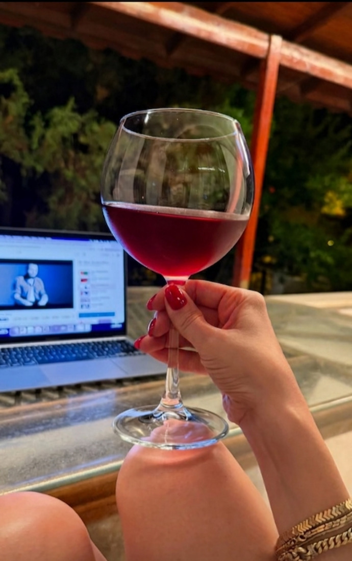 Şaraplar ve kadınlar.. Nereye gittiğini bilmeyen adımlar..