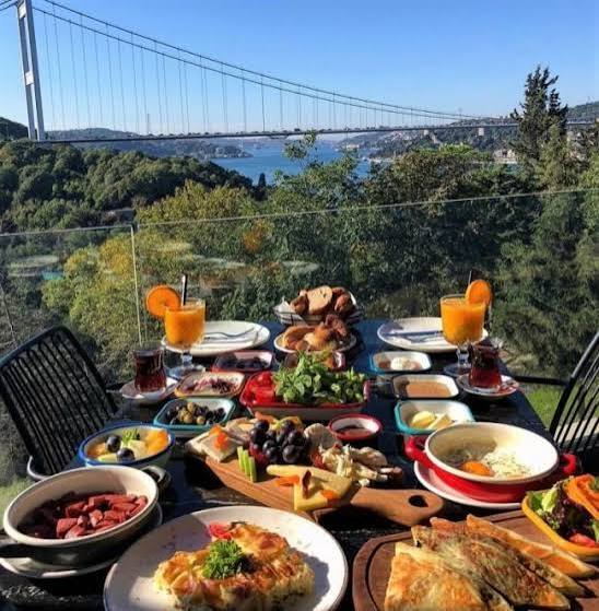 Hafta sonu hangisi daha keyifli evde kahvaltı yapmak mı yoksa dışarda mı?