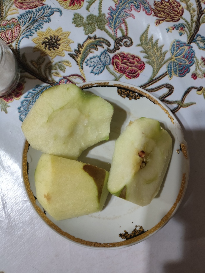 Oğlan bana bir elmanın iki yarısıyız diyip bu fotoğrafı atmış ama elma 3 dilim bu ne demek oluyor şimdi?