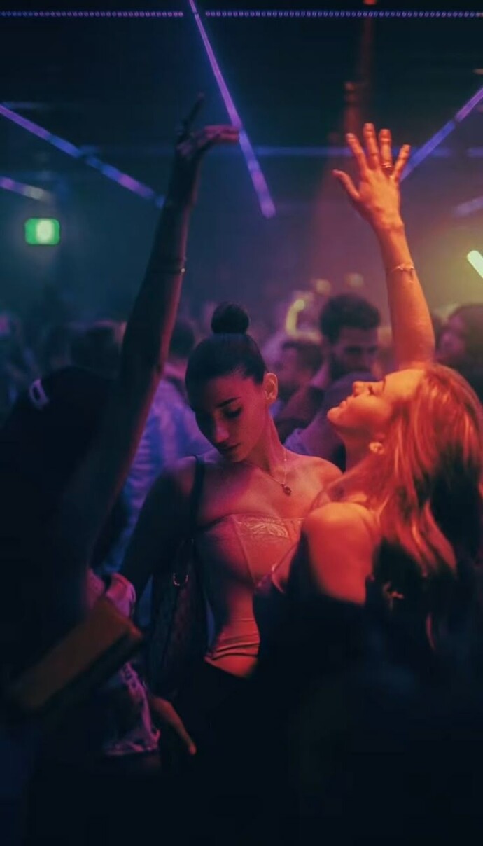 Kızların gece dısarı çıkması normal mı?