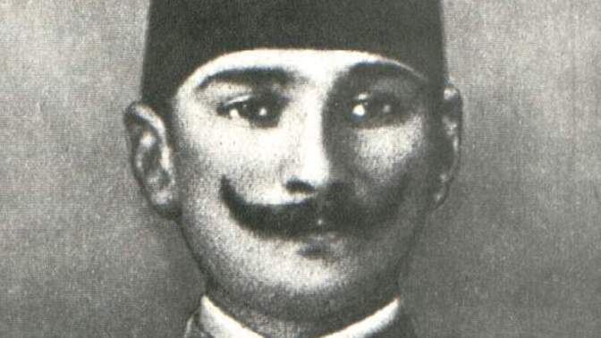 Rus imparatorluğu Romanov Hanedanı'nın soyunu kurutan Bolşevikler gibi, Atatürk neden Osmanlı Hanedanı'nın soyunu kurutmamıştır?