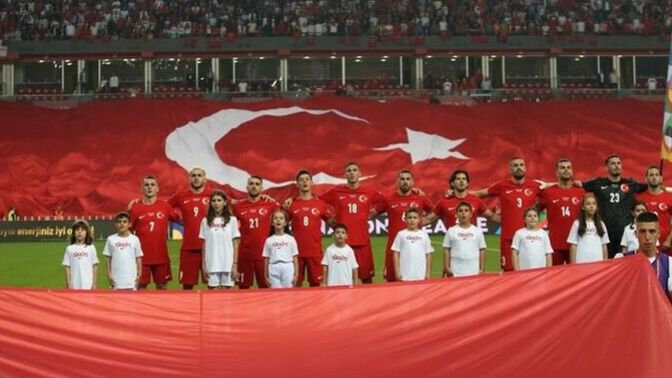 Maçlarda İstiklal Marşı yasaklanmalı mı?