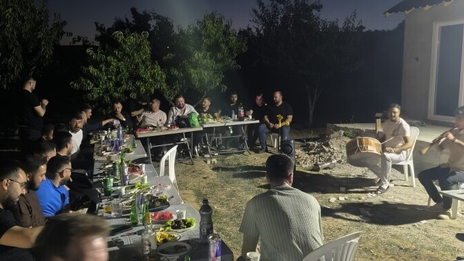 Dostlarla şöyle bir alemden sonra dert tasa kalır mı insanda 😂?