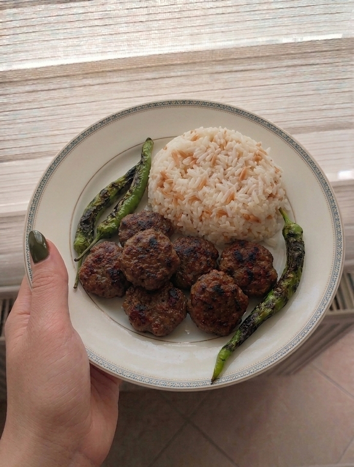 Köftenin yanına pilav mı yakışır patates mi, yoksa ikisi birden mi olmalı?