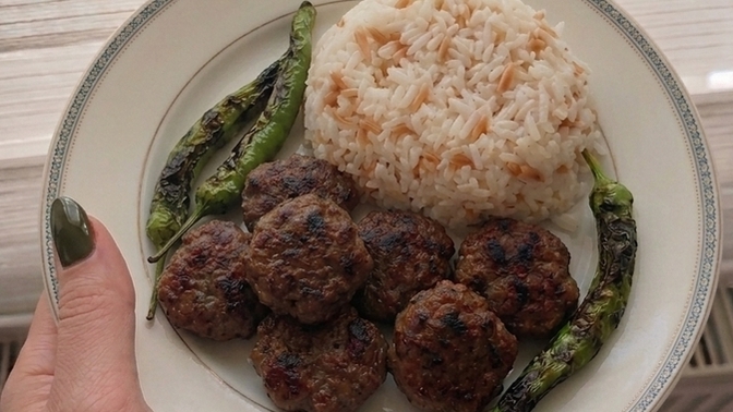 Köftenin yanına pilav mı yakışır patates mi, yoksa ikisi birden mi olmalı?
