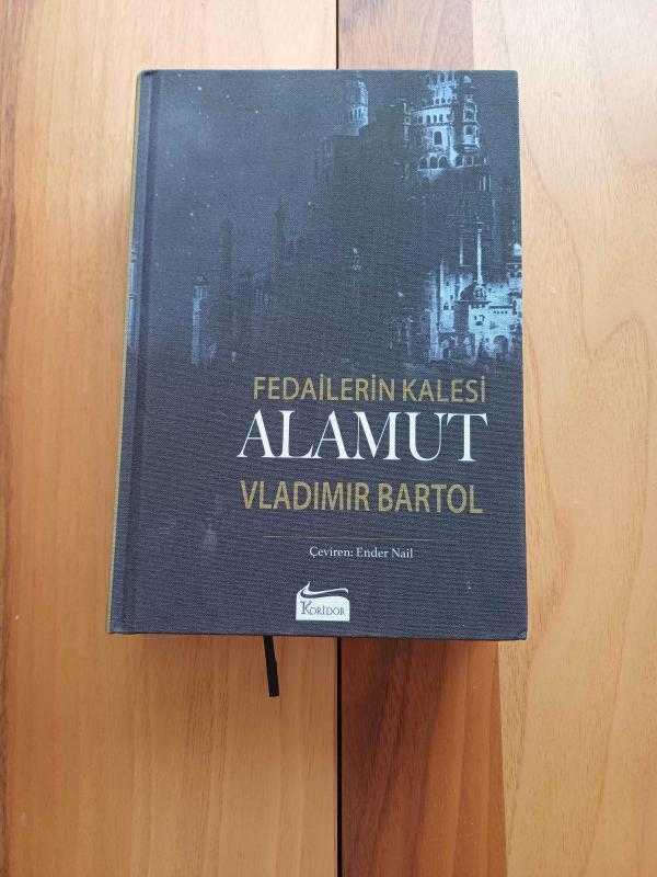 Bana okuyupta beğendiğiniz, buram buram tarih kokan bir kitap önerir misiniz?
