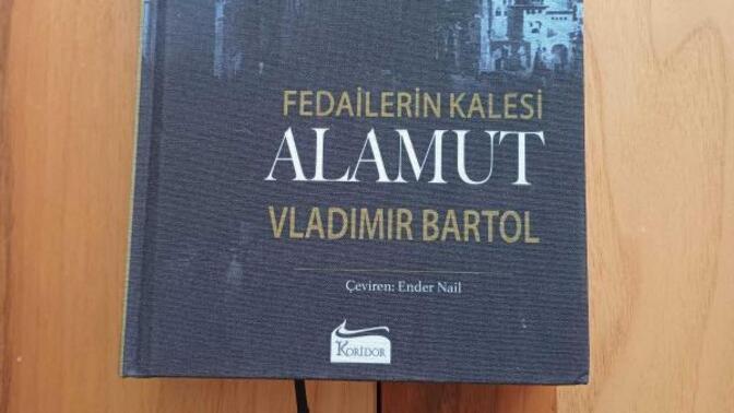 Bana okuyupta beğendiğiniz, buram buram tarih kokan bir kitap önerir misiniz?