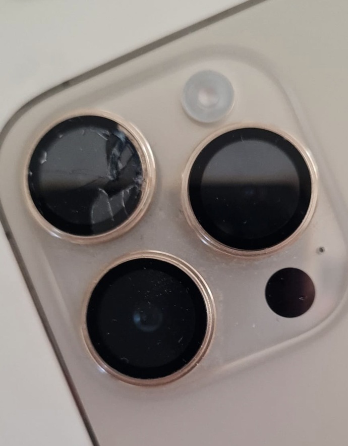 Trafikte sinirlenip telefonumu firlattim kirildi? Fotolu? Napiyim yardim?