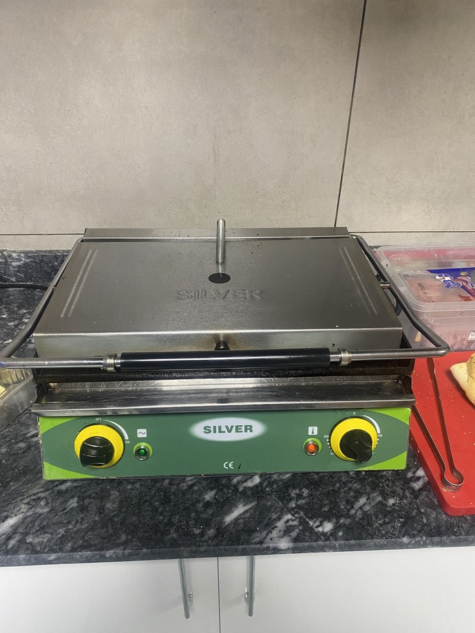 Sanayi tipi tost makineniz var mı?