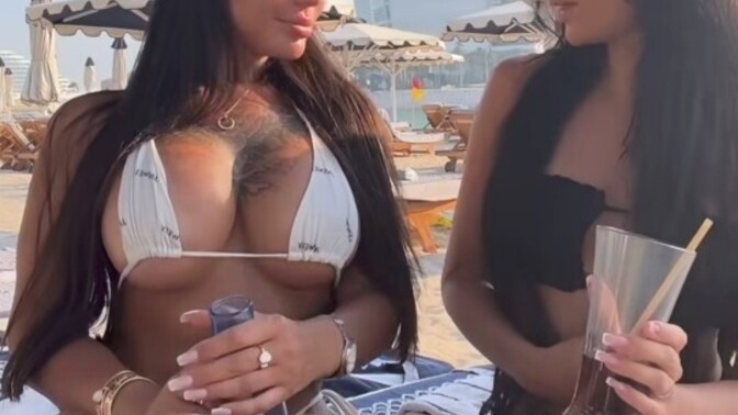 Havuz başında otururken arkadaşlarla dedikodu yapmak sizce normal mi?
