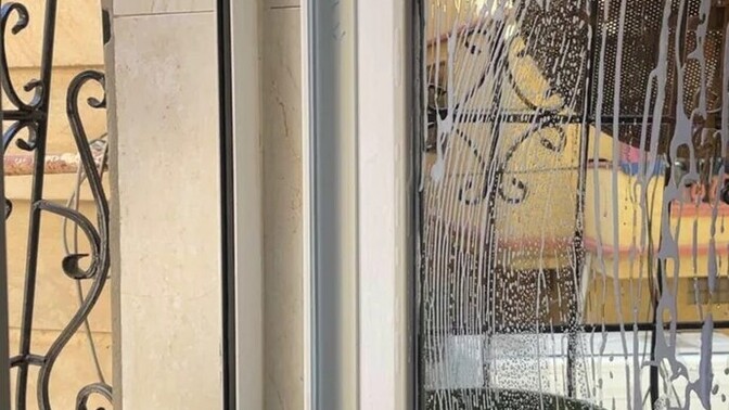 Cam silmek sizce kimin işi?