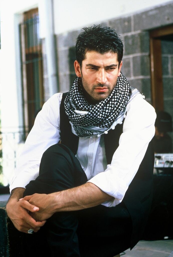 Kenan İmirzalıoğlu mu Mert Ramazan Demir mi daha yakışıklı?