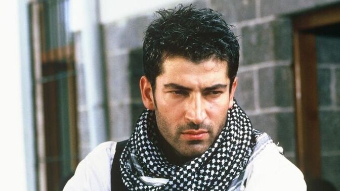 Kenan İmirzalıoğlu mu Mert Ramazan Demir mi daha yakışıklı?