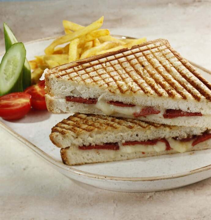Hangisini daha çok seviyorsunuz kaşarlı tost mu, sucuklu kaşarlı tost mu?