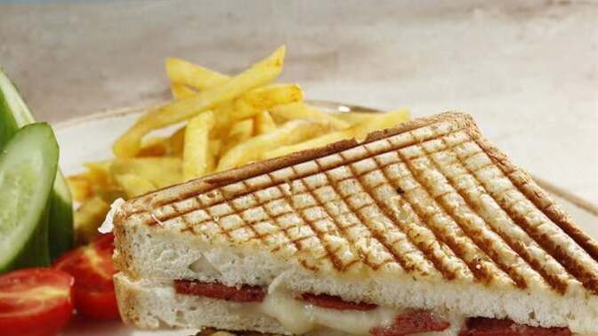 Hangisini daha çok seviyorsunuz "kaşarlı" tost mu, "sucuklu kaşarlı " tost mu?
