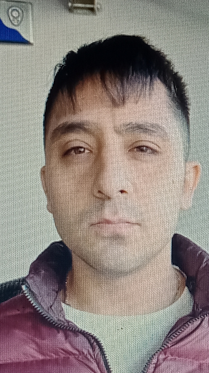 Kızlar, bu adam size göre yakışıklı mı ve fotoğraftaki kişiyle neden farklı duruyor?