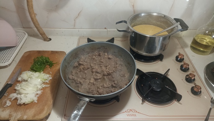 Sizde akşam yemeğini kim yapıyor, evde yemekleri genelde kim üstleniyor?