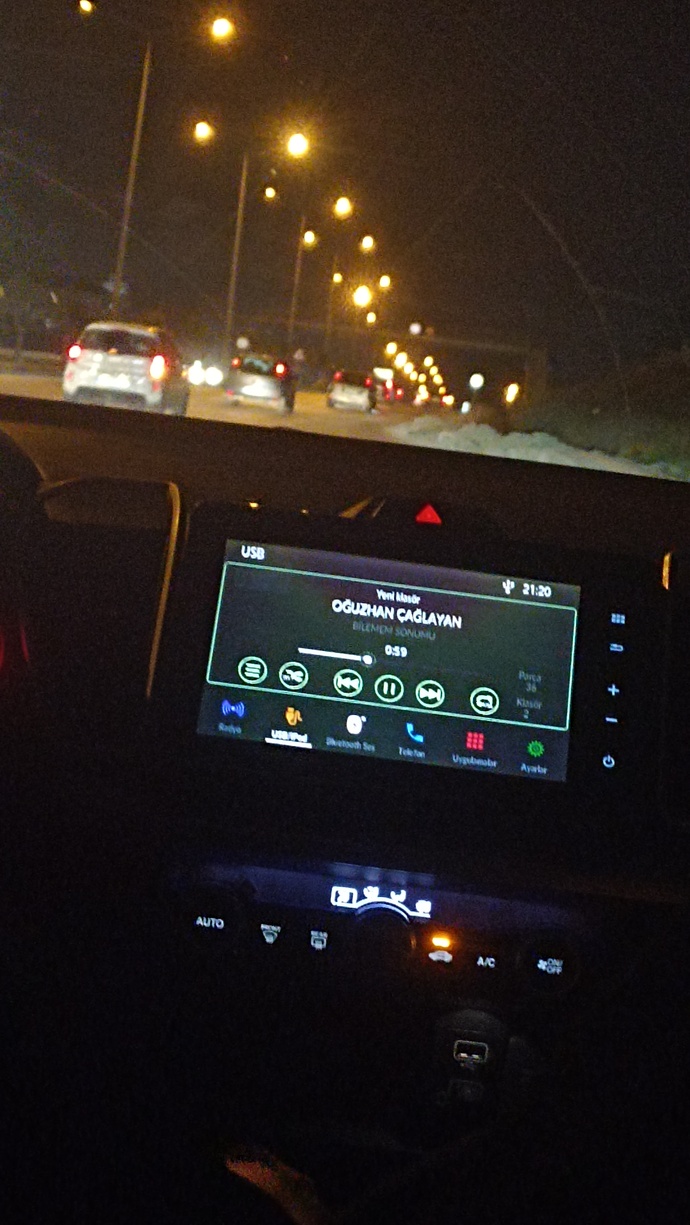 Arabada yüksek sesle müzik dinlemeyi sever misin, yol şarkısız geçer mi?
