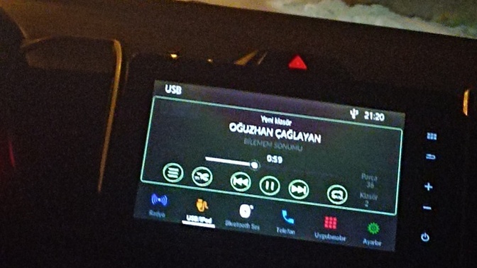 Arabada yüksek sesle müzik dinlemeyi sever misin, yol şarkısız geçer mi?